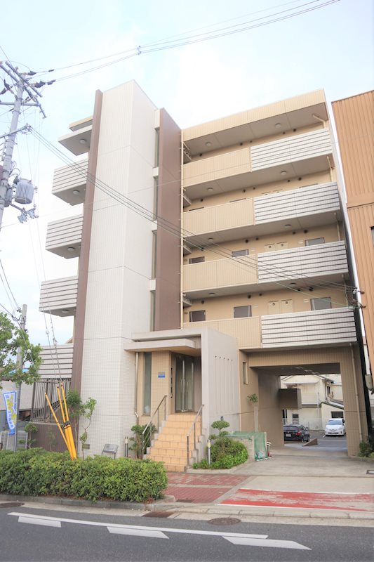 1階は駐車場と駐輪・バイク置き場