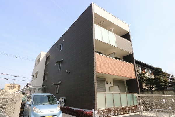 ツートンカラーのメリハリのあるおしゃれな外観