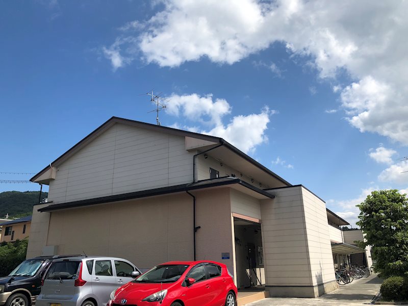 静かな住宅街にたたずむかわいらしいアパート。