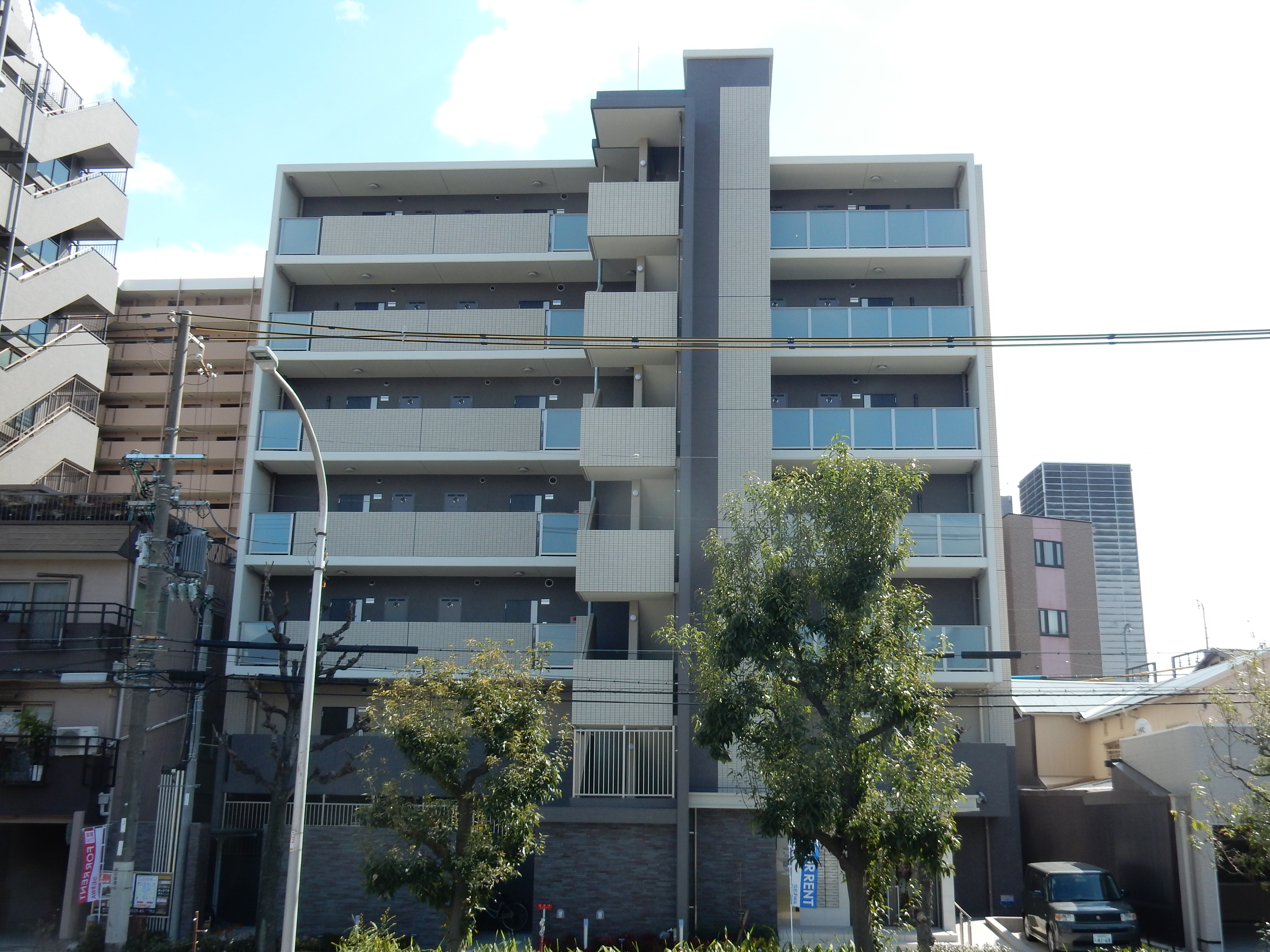 利便性の高い土地に建つマンション