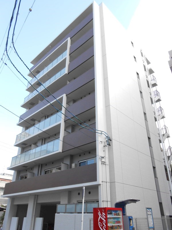 8階建て。オシャレな外観。