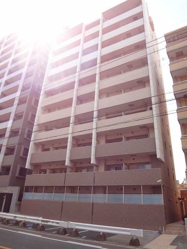 都会の街並みに映える外観。