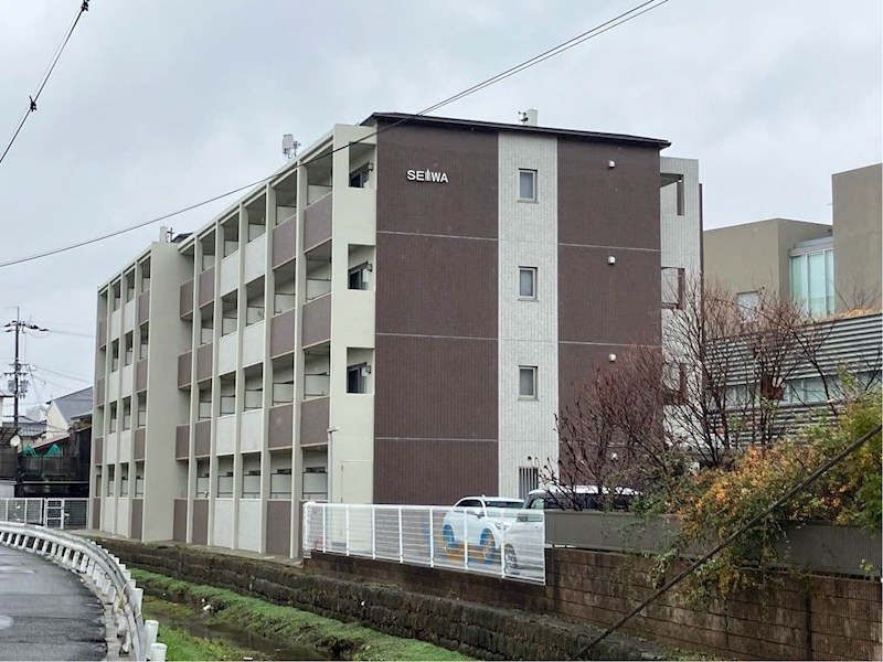 外壁タイル張りの鉄筋コンクリートマンションです