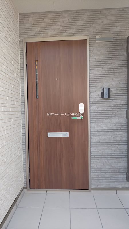 クリスタル三和 玄関