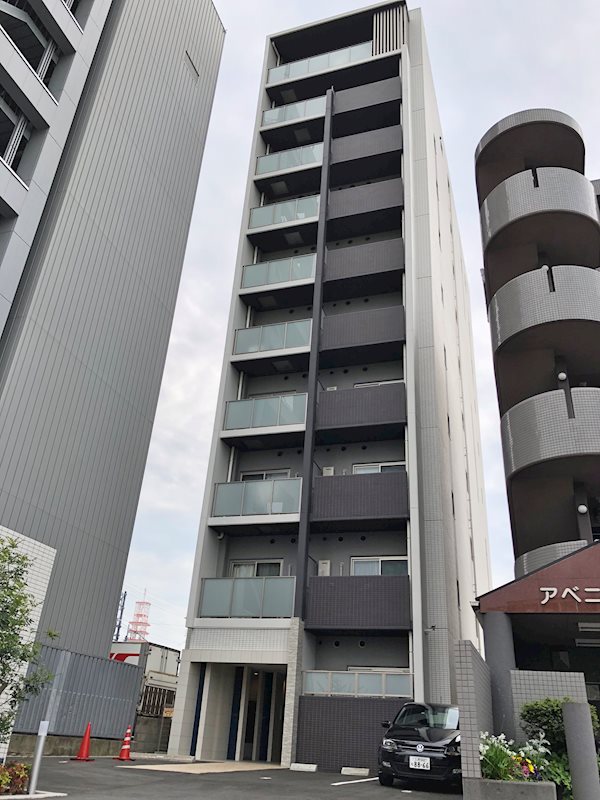 10階建て。オシャレな外観。