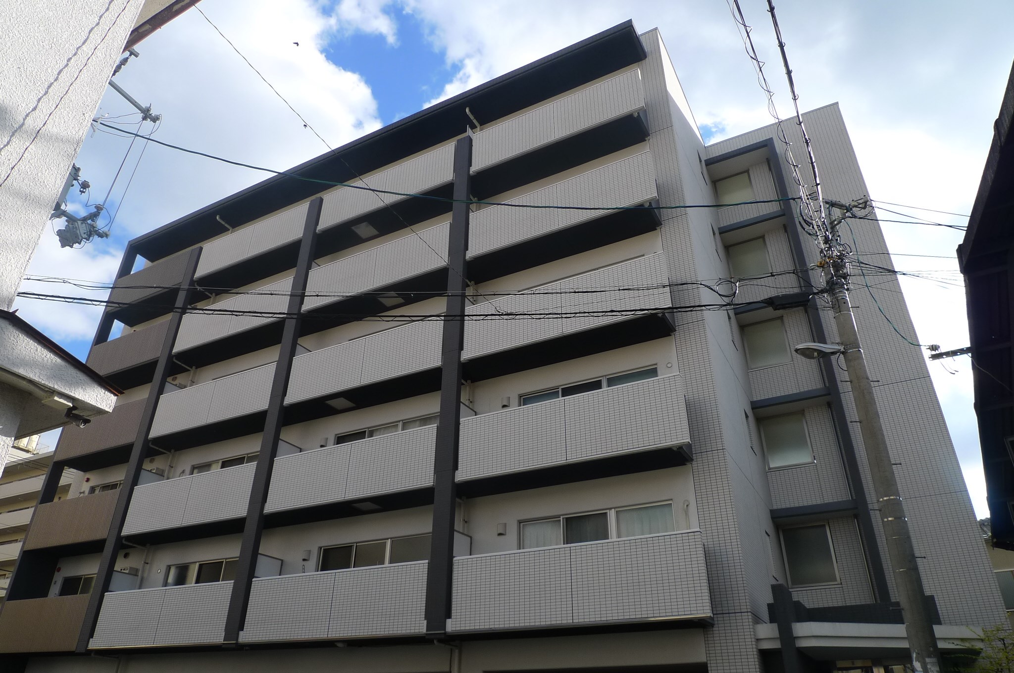 角地にある1F駐車場のマンションです