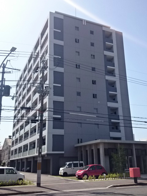 総戸数53戸のスケールの大きいマンションです。