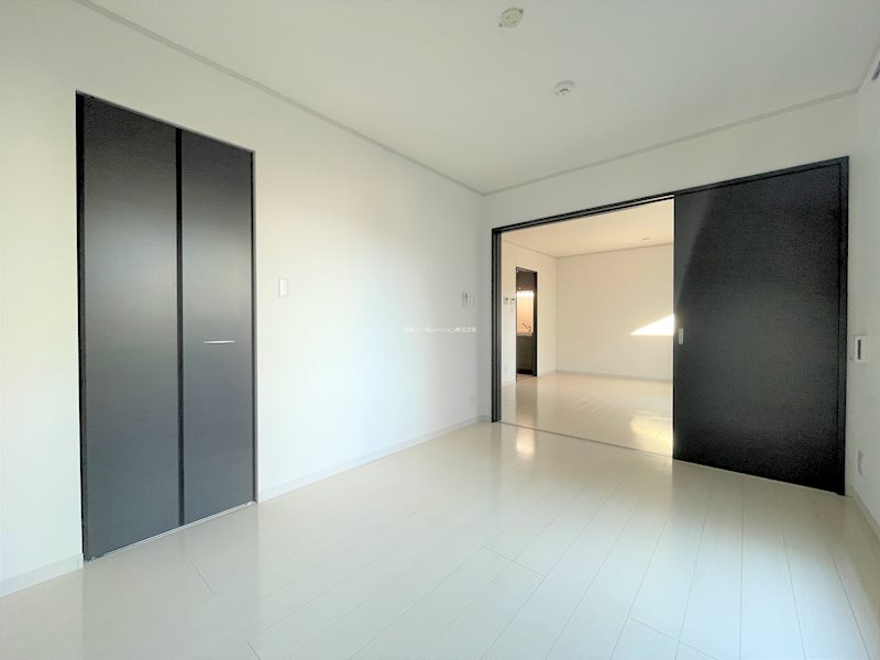 Three M ベッドルーム