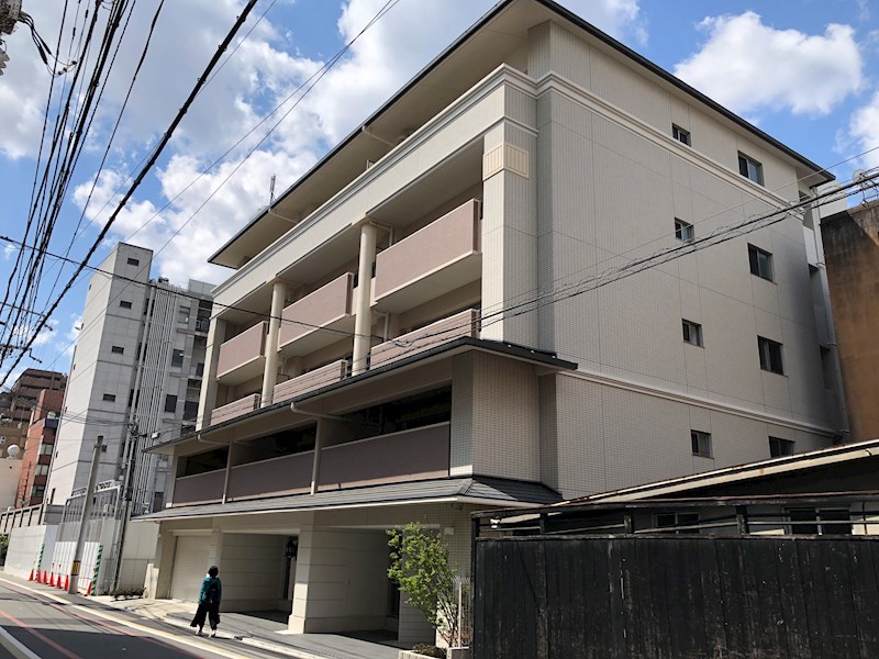 東洞院通沿いに建つマンションです。