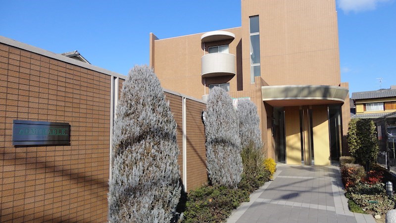 総タイル張りの落ち着いた外観です