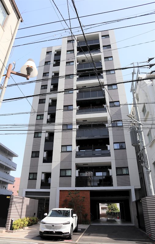 10階建て、1階は駐車場、ワンフフロア5世帯のマンションです。