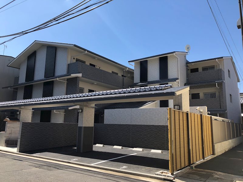 青空に映える美しい外観。門構えが京都らしさを醸し出します。