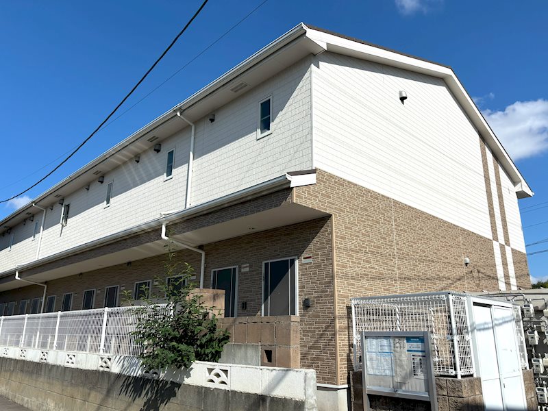 明るいデザインの外観です。