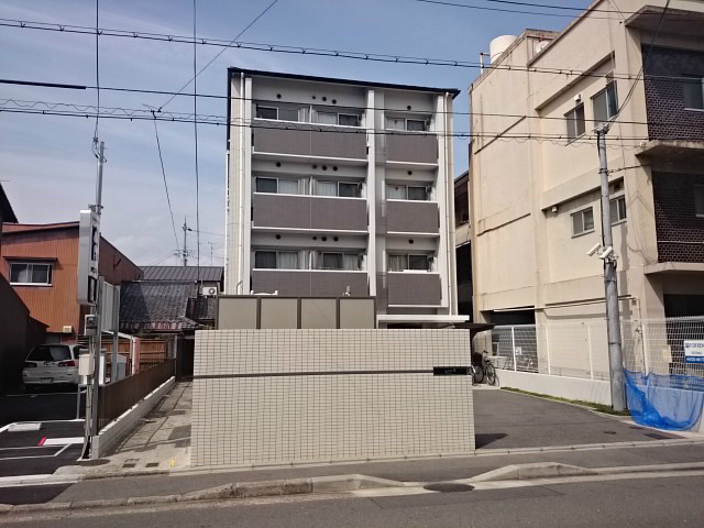 西院中学校北側、高辻通に面したRC造の単身物件です。