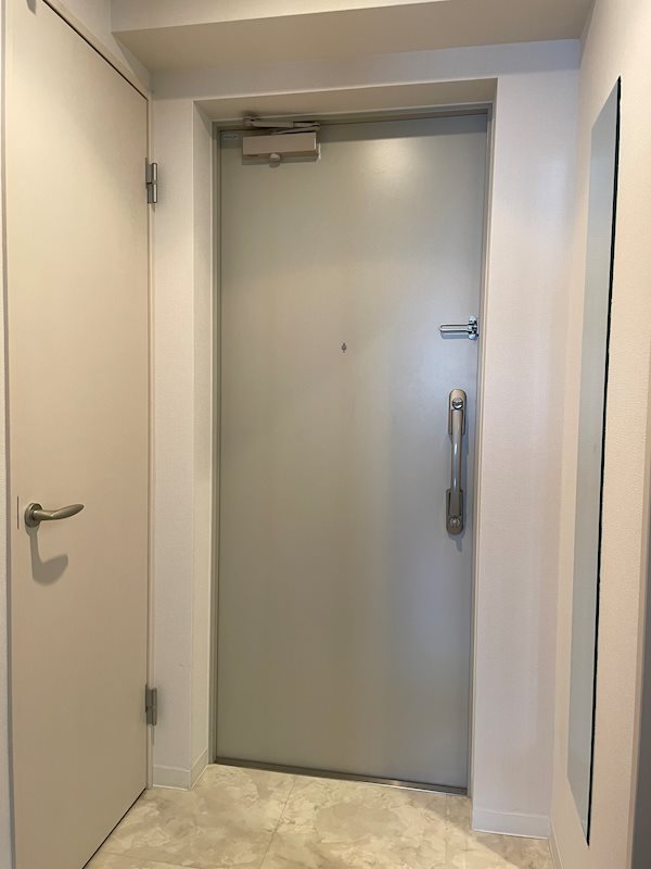 ジェイファーストチヨダ 玄関