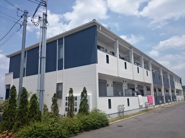白と紺が綺麗な外観です。
