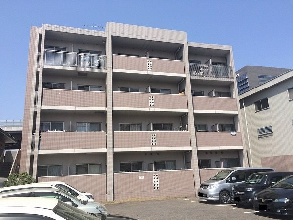 外壁タイル張りの鉄筋コンクリート造！500ｍ圏内にコンビニもあります。