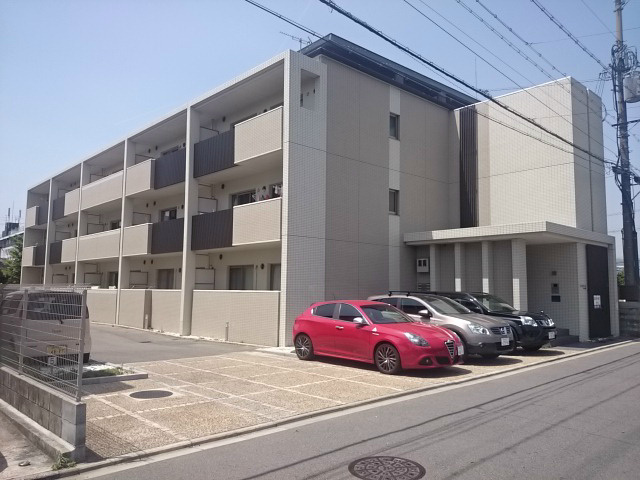 縦格子がアクセントの外観デザイン