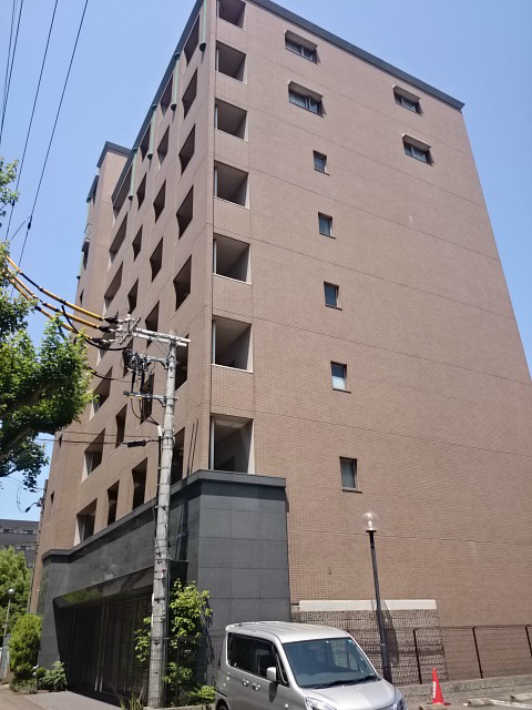 新堀川通り沿いにそびえる外観です。