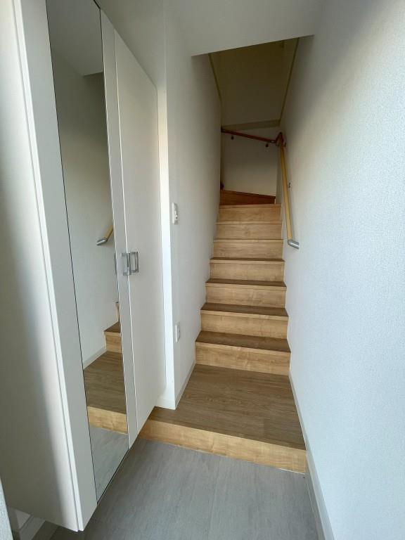 レヴィスタ茜部イースト 玄関