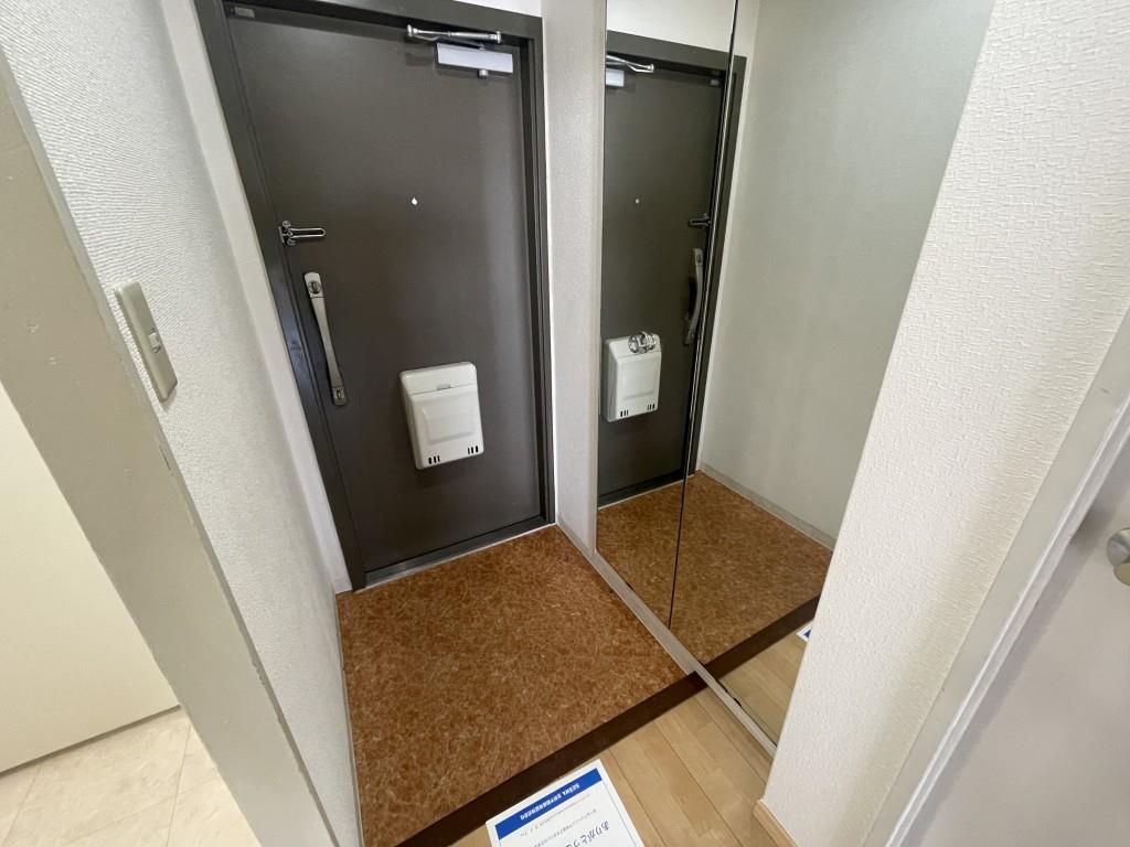 クローバーハイツ市岡 玄関