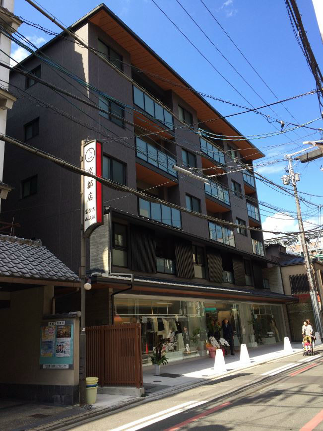 京都市繁華街の中心部に建ちます。