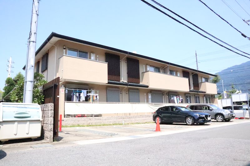 縦格子を配することで京都らしい外観デザイン。