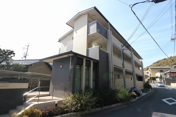 切妻屋根が和を感じさせる外観デザイン