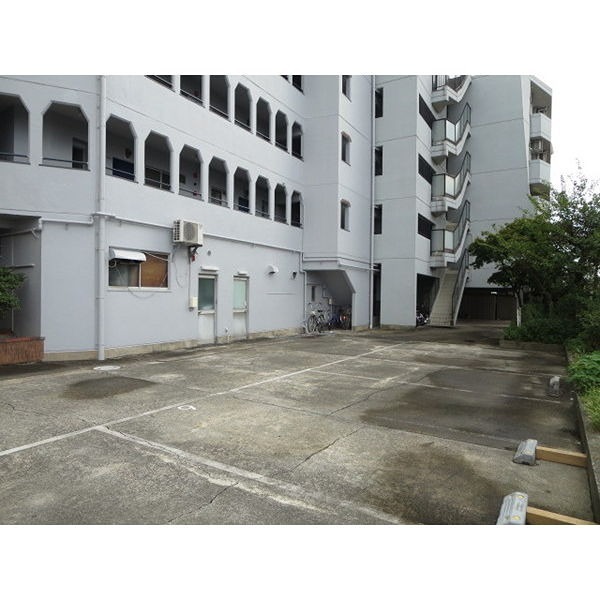 梅野ビル 駐車場
