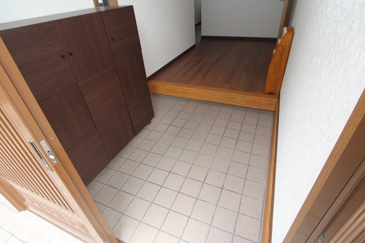 東香里新町1-31　貸家 玄関