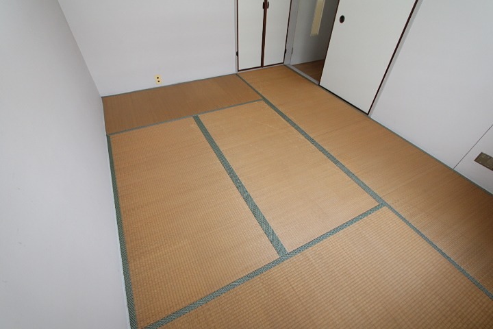 枚方ハイツ　３号棟 エントランス