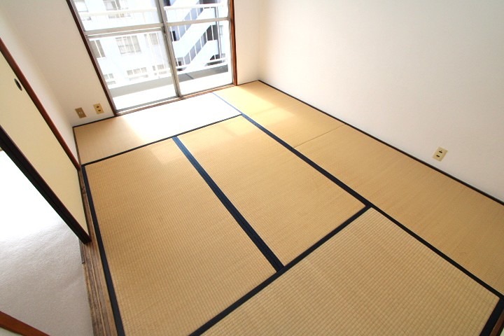 枚方ハイツ　３号棟 エントランス