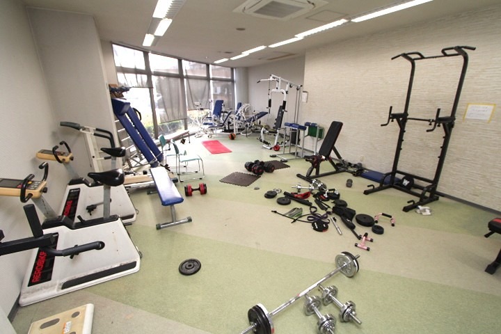 くずは寮 駐車場