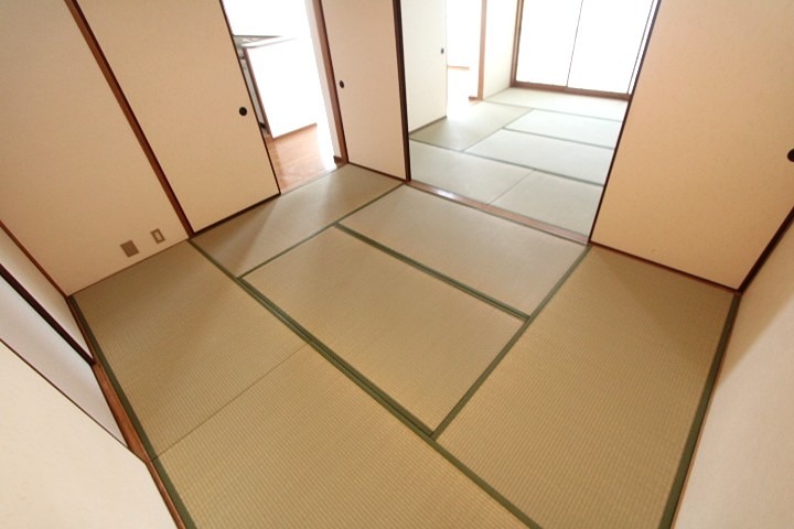 グリーンタウン東香里A棟  ベッドルーム
