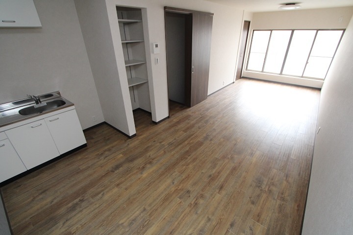 磯島茶屋町18-1ガレージハウス リビング