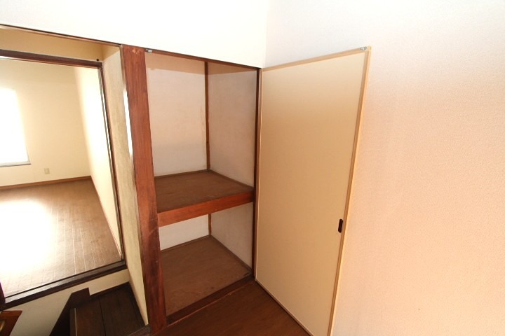 須山町10-19 テラスハウス 収納