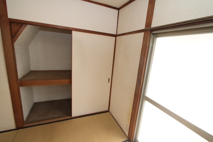 須山町10-19 テラスハウス 収納