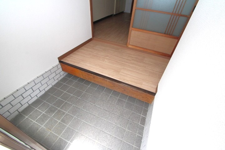 茄子作東町44-7　賃家 玄関