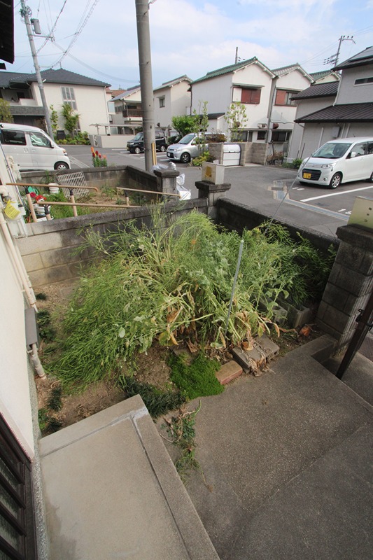長尾東町３丁目54-7　賃家　左側 エントランス