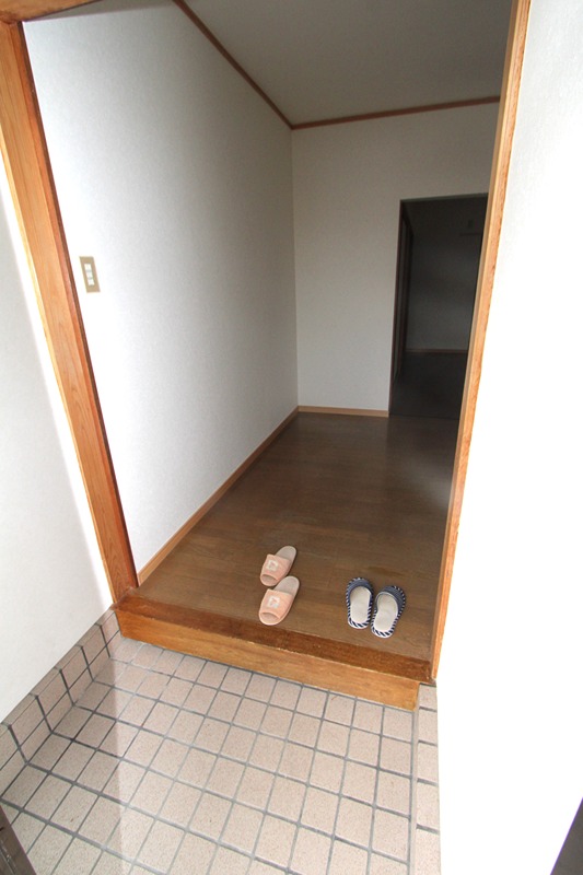 長尾東町３丁目54-7　賃家　左側 玄関