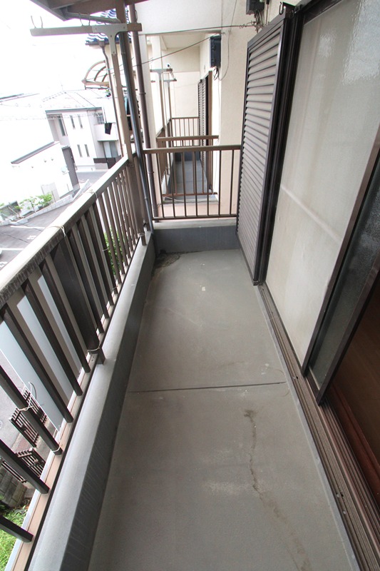 長尾東町３丁目54-7　賃家　左側 ベランダ