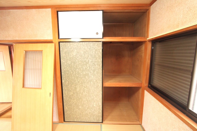 長尾東町３丁目54-7　賃家　左側 収納