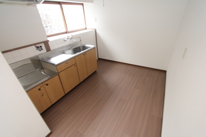 岡山手町14-16貸家 リビング