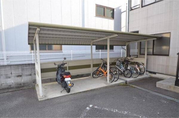 メゾンアヴリル 駐車場