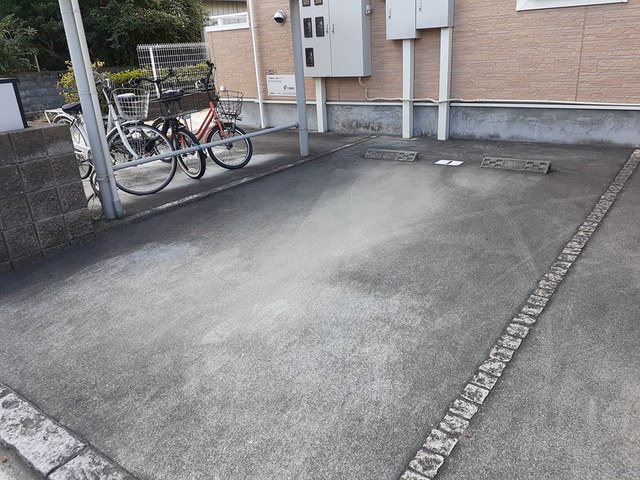 プラスドサンテ・トロワ 駐車場