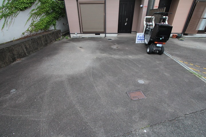 向井ハイツ(左) 駐車場