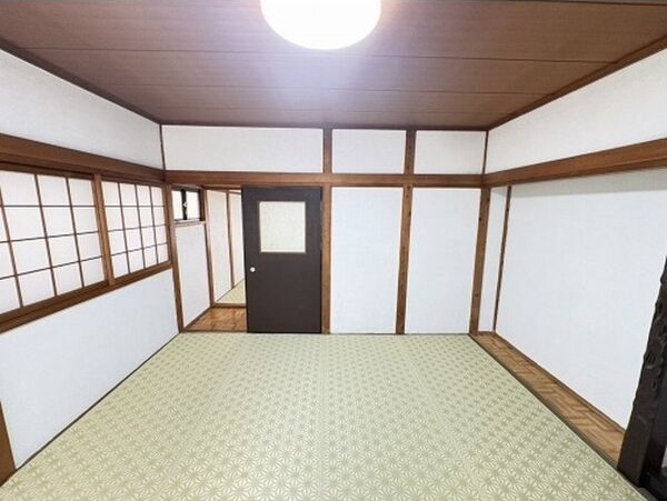 須山町56-8戸建 リビング