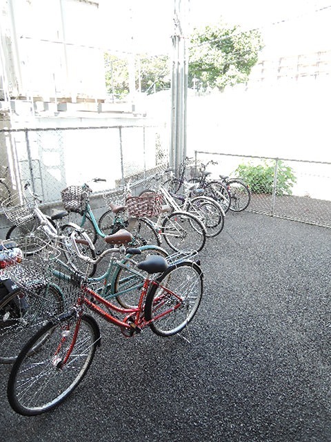 産晃マ－トビル 駐車場