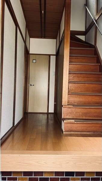 枚方市須山町あきかつ戸建 玄関