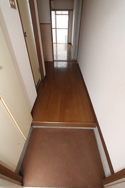 巴ハウス 玄関